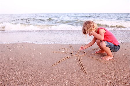 family on sand drawing - Little girl draws a sun in the sand on the beach Photographie de stock - Aubaine LD & Abonnement, Code: 400-06887383