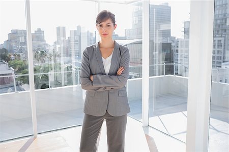 simsearch:400-07275828,k - Confident businesswoman in bright office with arms crossed Photographie de stock - Aubaine LD & Abonnement, Code: 400-06887789
