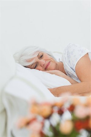 simsearch:400-04310916,k - Peaceful mature woman sleeping in bed Foto de stock - Royalty-Free Super Valor e Assinatura, Número: 400-06888184