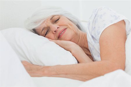 simsearch:400-04310916,k - Peaceful woman sleeping in bed at home Foto de stock - Royalty-Free Super Valor e Assinatura, Número: 400-06888182