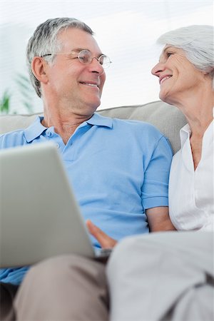 simsearch:400-06874610,k - Mature couple using a laptop pc on the couch Foto de stock - Super Valor sin royalties y Suscripción, Código: 400-06888229