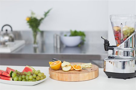 saftpresse - Slices of different fruits for a fruit cocktail in a blender Photographie de stock - Aubaine LD & Abonnement, Code: 400-06888648