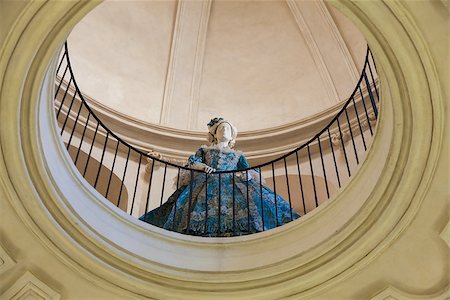 Mannequin dressed in old fashion (18th century). Interior of an old Italian palace. Foto de stock - Super Valor sin royalties y Suscripción, Código: 400-06880867