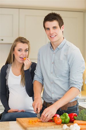 simsearch:649-08238483,k - Pregnant woman eating vegetables prepared by husband in kitchen Photographie de stock - Aubaine LD & Abonnement, Code: 400-06881760