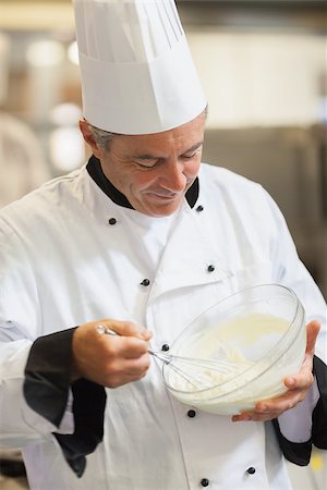 simsearch:614-09018108,k - Chef whisking cream in the kitchen Foto de stock - Super Valor sin royalties y Suscripción, Código: 400-06882106