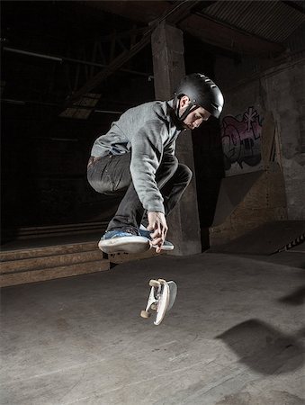 simsearch:6109-06781429,k - Skater wearing helmet doing 360 trick in the skate park Foto de stock - Royalty-Free Super Valor e Assinatura, Número: 400-06882648