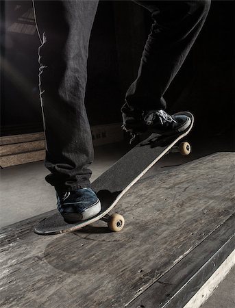 simsearch:6109-06781429,k - Close up of skater doing manual trick on the manual pad in skate park Foto de stock - Royalty-Free Super Valor e Assinatura, Número: 400-06882657