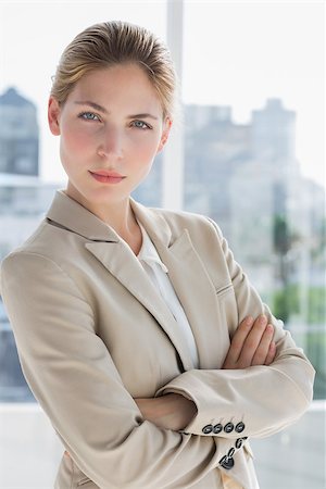 simsearch:400-07275828,k - Businesswoman standing with arms crossed in a bright office Photographie de stock - Aubaine LD & Abonnement, Code: 400-06882768