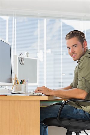 simsearch:400-06885294,k - Cheerful creative business employee working on computer in a modern office Stockbilder - Microstock & Abonnement, Bildnummer: 400-06882998