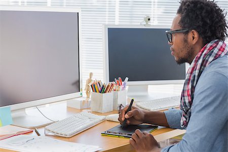 simsearch:400-06885294,k - Graphic designer using a graphics tablet in a modern office Stockbilder - Microstock & Abonnement, Bildnummer: 400-06883015