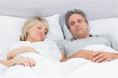 simsearch:400-06891122,k - Couple sleeping peacefully in their bed at home in bedroom Photographie de stock - Aubaine LD & Abonnement, Code: 400-06891120