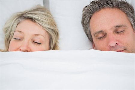 simsearch:400-06891122,k - Couple sleeping under the covers at home in bed Photographie de stock - Aubaine LD & Abonnement, Code: 400-06891123