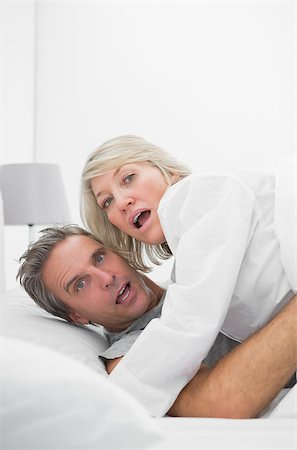 Embarassed couple caught in the act at home in bed Photographie de stock - Aubaine LD & Abonnement, Code: 400-06891130