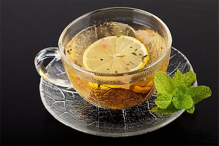 simsearch:400-04176670,k - Cup of green tea with lemon and mint on dark wood table Foto de stock - Super Valor sin royalties y Suscripción, Código: 400-06915126