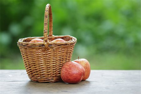 simsearch:400-07932348,k - gala apples in a wicker basket, on wooden table Foto de stock - Super Valor sin royalties y Suscripción, Código: 400-06915637