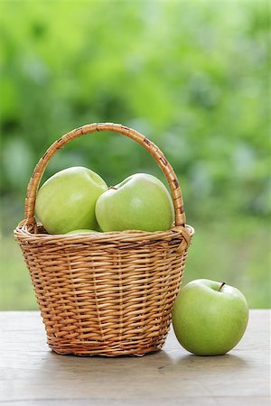 simsearch:825-03626863,k - green apples in a wicker basket, on wooden table Stock Photo - Budget Royalty-Free & Subscription, Code: 400-06915640