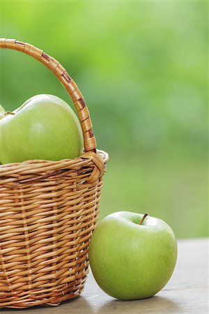 simsearch:400-07932348,k - green apples in a wicker basket, on wooden table Foto de stock - Super Valor sin royalties y Suscripción, Código: 400-06915641