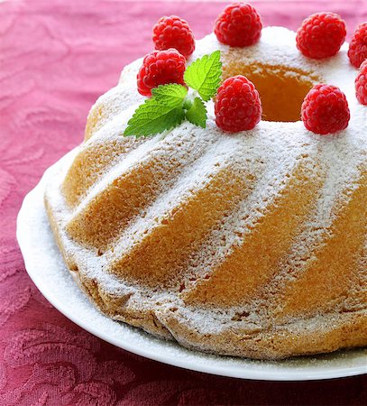 panettone - Christmas round sponge cake with raspberries Stock Photo - Budget Royalty-Free & Subscription, Code: 400-06915656