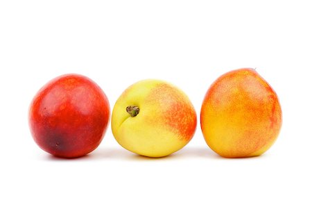 simsearch:400-06857433,k - Three Nectarines In a Row isolated on white background Foto de stock - Super Valor sin royalties y Suscripción, Código: 400-06916274