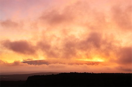 A fiery sunset at Hawaii Volcanoes National Park, Hawaii. Foto de stock - Super Valor sin royalties y Suscripción, Código: 400-06916283