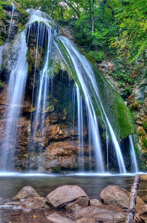 simsearch:400-07676808,k - The beautiful waterfall in forest, spring, long exposure Foto de stock - Super Valor sin royalties y Suscripción, Código: 400-06916759