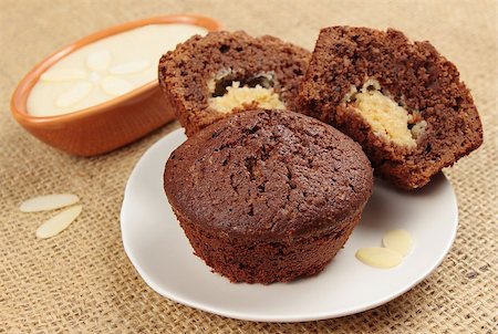 chocolate muffins with white fudge Stockbilder - Microstock & Abonnement, Bildnummer: 400-06918095