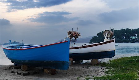 simsearch:400-06695001,k - Two boats lying on the coast of the mediterranean sea in Greece under a nice evening sky. Foto de stock - Super Valor sin royalties y Suscripción, Código: 400-06918296