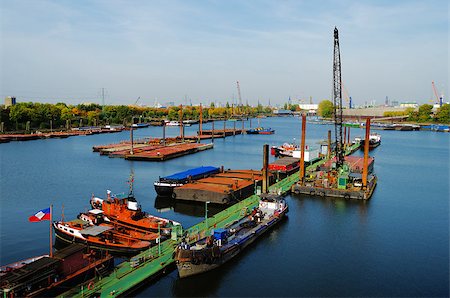 Part of the harbor of Hamburg, Germany with small ships. The city can be seen in the background. Stockbilder - Microstock & Abonnement, Bildnummer: 400-06918297