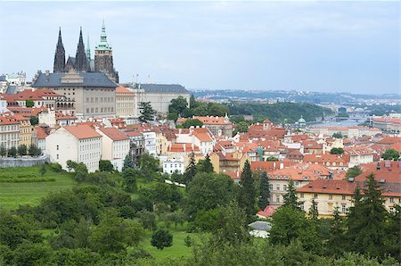 simsearch:400-06919081,k - Historical center of Prague with St. Vitus Cathedral, Czech Republic Stockbilder - Microstock & Abonnement, Bildnummer: 400-06919080