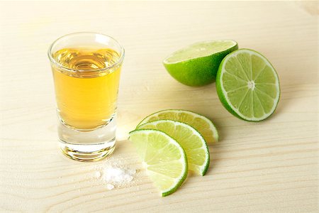 simsearch:614-01027580,k - Gold Tequila with lime slices and salt on wood table isolated on white background Foto de stock - Super Valor sin royalties y Suscripción, Código: 400-06919142