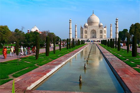 simsearch:400-05006924,k - A perspective view on Taj-Mahal mausoleum with reflection in water. Photographie de stock - Aubaine LD & Abonnement, Code: 400-06919284