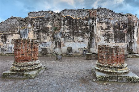 simsearch:400-05750321,k - columns and ruins of Pompeii , which was destroyed and buried during the eruption of Mount Vesuvius in 79 AD Foto de stock - Super Valor sin royalties y Suscripción, Código: 400-06919495