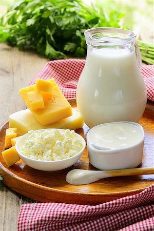 still life of dairy products (milk, sour cream, cheese, cottage cheese) Foto de stock - Super Valor sin royalties y Suscripción, Código: 400-06919697