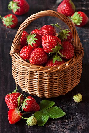 simsearch:400-07993543,k - Sweet red strawberries in a wicker basket on an old wooden board. Fotografie stock - Microstock e Abbonamento, Codice: 400-06913251