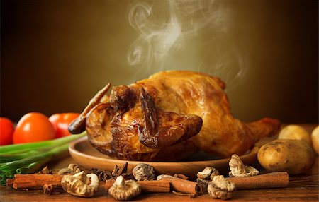 simsearch:400-06924800,k - Whole roasted chicken with vegetables, on wooden tray fresh from oven with hot steam smoke, brown background Foto de stock - Super Valor sin royalties y Suscripción, Código: 400-06924805