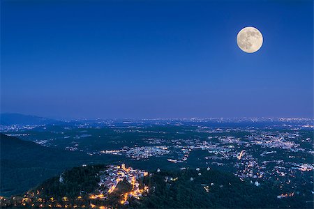 Full moon over the Varese city in a summer evening, Lombardy - Italy Foto de stock - Royalty-Free Super Valor e Assinatura, Número: 400-06924807