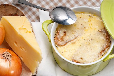 simsearch:400-07092695,k - onion soup on clay pot with melted cheese and bread on top Fotografie stock - Microstock e Abbonamento, Codice: 400-06924857