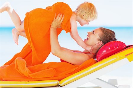 simsearch:400-06174351,k - Happy mother and baby playing on chaise-longue Foto de stock - Super Valor sin royalties y Suscripción, Código: 400-06925548