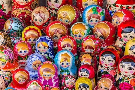 Colorful russian wooden dolls at a market in Trakai, Lithuania Foto de stock - Super Valor sin royalties y Suscripción, Código: 400-06926147