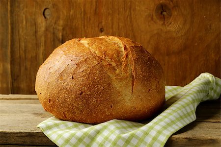 large loaf of homemade bread with a kitchen towel Photographie de stock - Aubaine LD & Abonnement, Code: 400-06926691