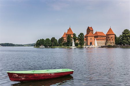 simsearch:700-03404319,k - Trakai castle and a red and green boat in lake Galve Stock Photo - Budget Royalty-Free & Subscription, Code: 400-06927457