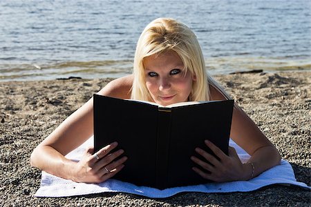 Woman reading a book on the beach Photographie de stock - Aubaine LD & Abonnement, Code: 400-06928527