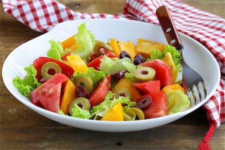 simsearch:400-04304448,k - salad of colorful tomatoes and olives on the wooden table Photographie de stock - Aubaine LD & Abonnement, Code: 400-06928638