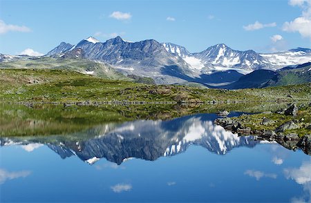 Reflection of mountain chain in a small lake in Jotunheimen national park in Norway. Foto de stock - Royalty-Free Super Valor e Assinatura, Número: 400-06928869