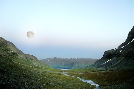 extraterrestre - Scene looking like the surface of an alien planet. Shot in Jotunheimen national park, Norway. Moon shot on location with shorter exposure and longer focal length. Foto de stock - Super Valor sin royalties y Suscripción, Código: 400-06928860