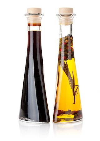 simsearch:400-04319110,k - Olive oil and vinegar bottles. Isolated on white background Foto de stock - Royalty-Free Super Valor e Assinatura, Número: 400-06920207