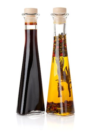 simsearch:400-04319110,k - Olive oil and vinegar bottles. Isolated on white background Foto de stock - Royalty-Free Super Valor e Assinatura, Número: 400-06920208