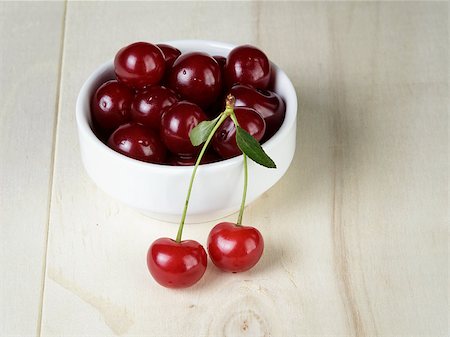 simsearch:400-06921455,k - ripe cherries in bowl, on wooden table Foto de stock - Super Valor sin royalties y Suscripción, Código: 400-06921456