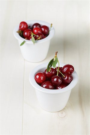simsearch:400-06921455,k - ripe cherries in bowl, on wooden table Foto de stock - Super Valor sin royalties y Suscripción, Código: 400-06921457