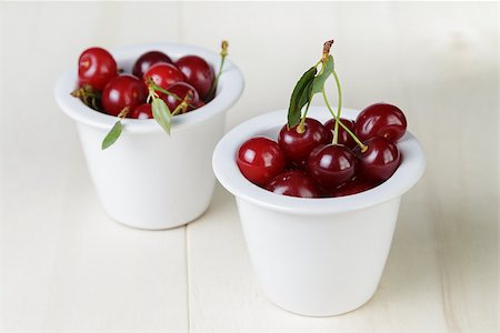 simsearch:400-06921455,k - ripe cherries in bowl, on wooden table Foto de stock - Super Valor sin royalties y Suscripción, Código: 400-06921458